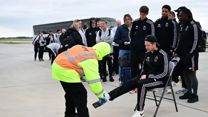 قبل “المونديال”.. أميركا تفتش لاعبي بلجيكا في مدرج المطار