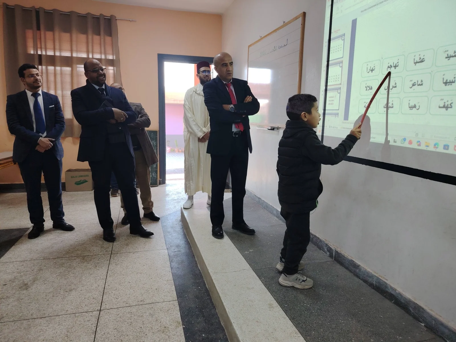 الرحامنة.. مدير أكاديمية مراكش-آسفي يتفقد مسار تنزيل “مشروع الريادة” بمؤسسات تعليمية