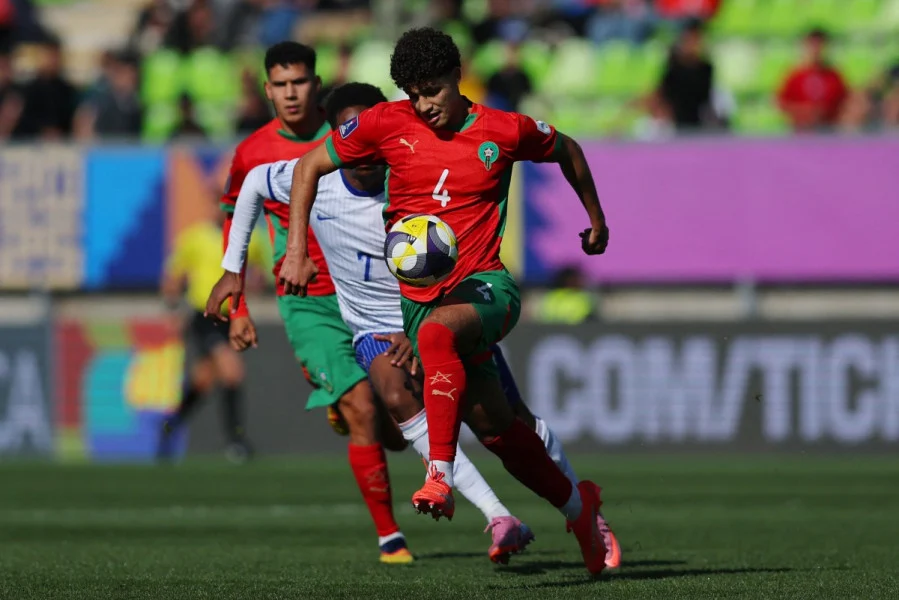 تتويج إسماعيل باعوف بجائزة أفضل لاعب في الدوري الهولندي الثاني