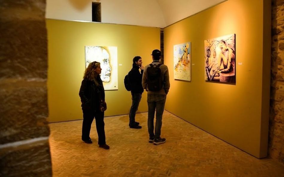 الصويرة.. معرض “رحلتي مع المرأة”.. غوص في عوالم الصمود والعلاج بالفن