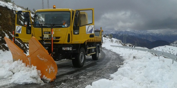 مرتفعات الحوز تحت حصار الثلوج.. انقطاع طرق وطنية واستنفار لفتح المسالك الجبلية