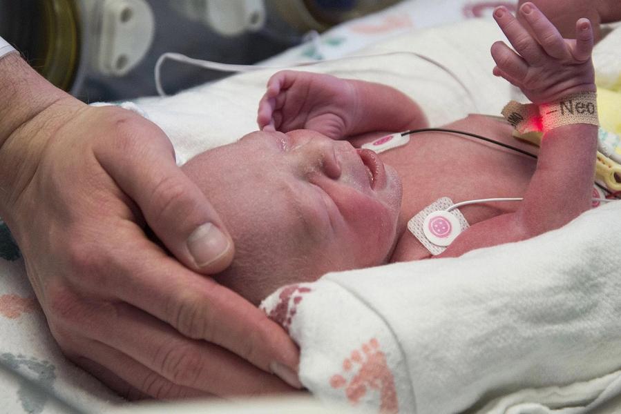 وكالة الأدوية تدعو لسحب دواء موجه لحديثي الولادة بسبب تلوث ميكروبي محتمل