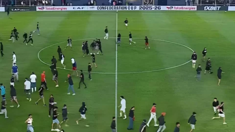 لجنة الانضباط بـ “الكاف” تنظر في أحداث مباراة أولمبيك آسفي واتحاد العاصمة