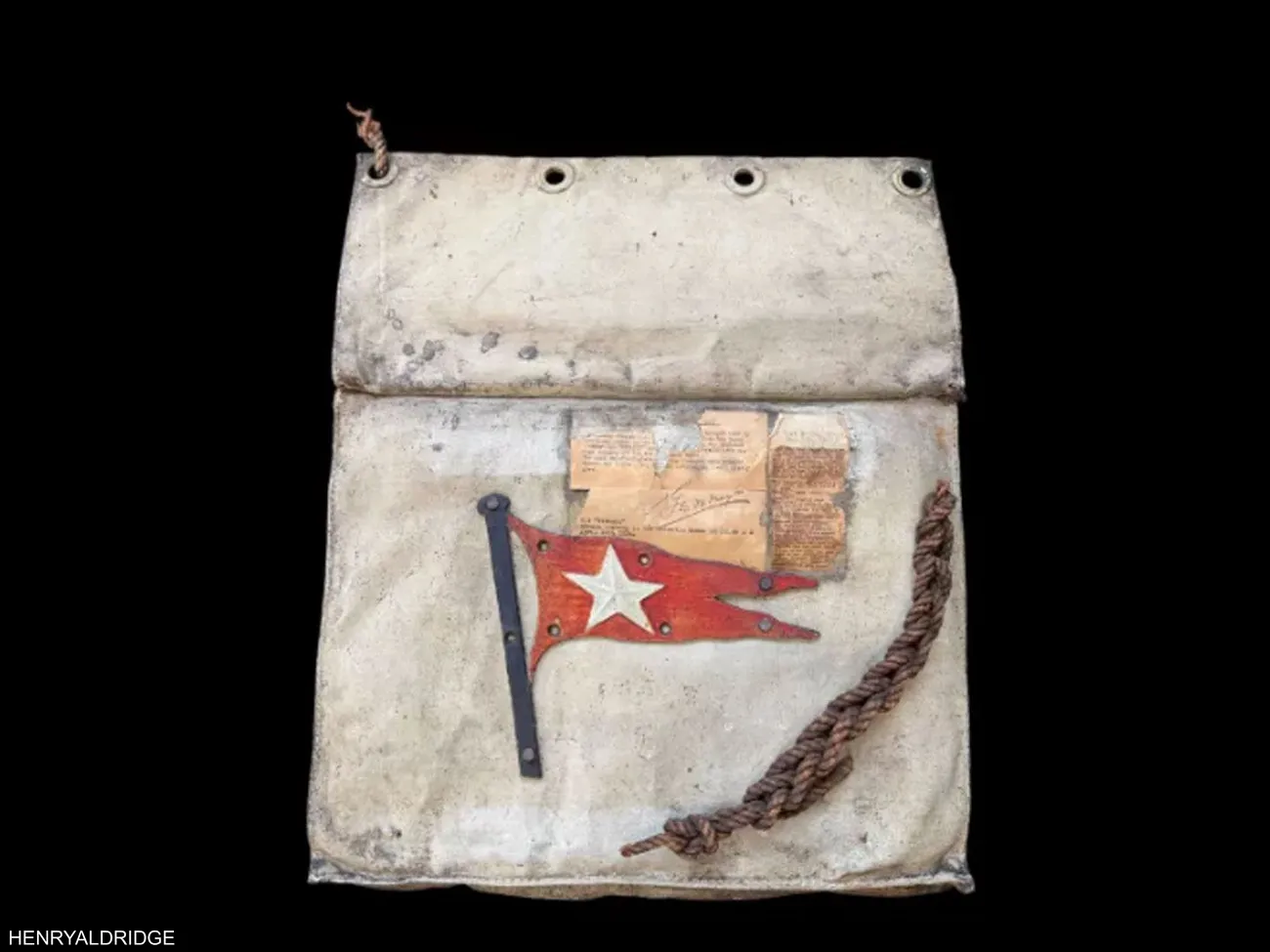 وسادة مقعد قارب نجاة من “تايتانيك”.. قطعة نادرة للبيع في مزاد