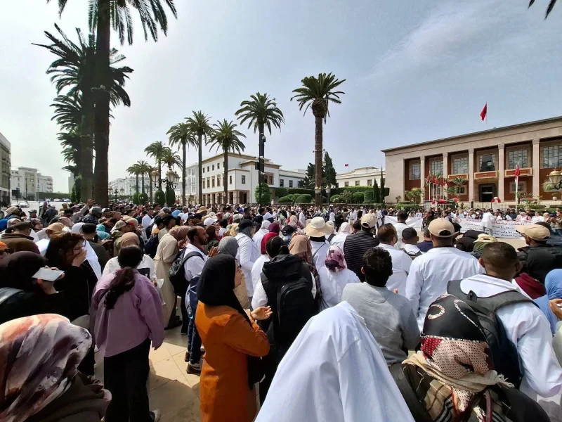 أساتذة التعليم الأولي يصعدون احتجاجاتهم أمام البرلمان للمطالبة بالإدماج والوظيفة العمومية