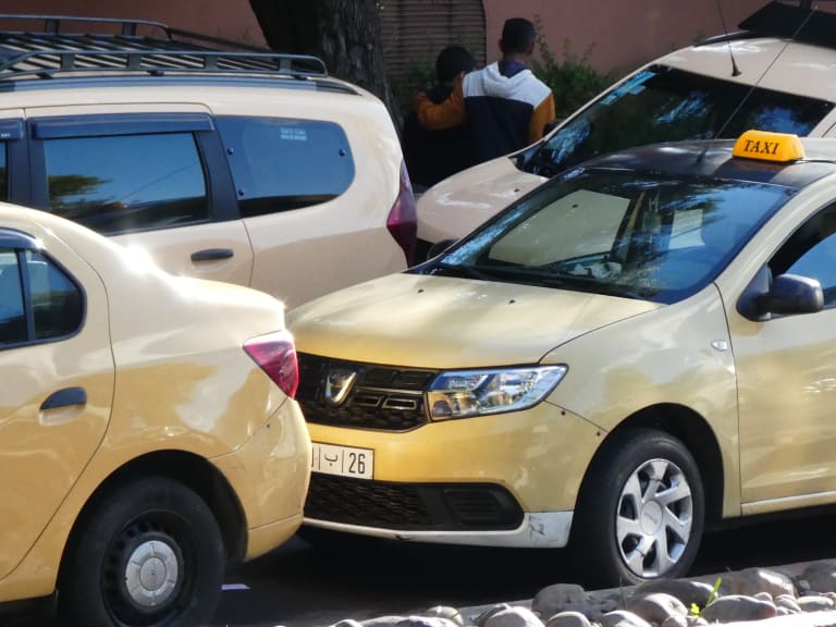 لجنة ولائية مختلطة تحرر 10 مخالفات وتوجّه إجراءات زجرية لضبط قطاع سيارات الاجرة بمراكش