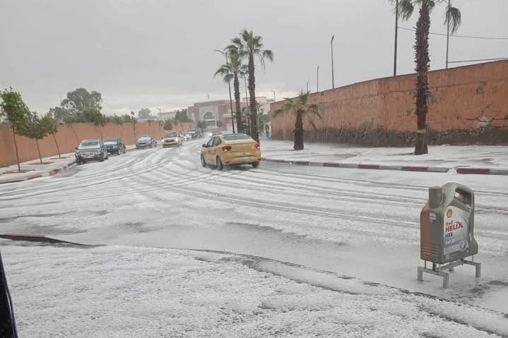 تساقط الثلوج بمدينة مراكش إثر موجة برد مفاجئة