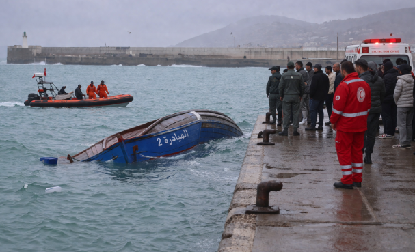 محزن.. مصرع بحار ونجاة مرافقه إثر انقلاب قارب للصيد التقليدي +صورة