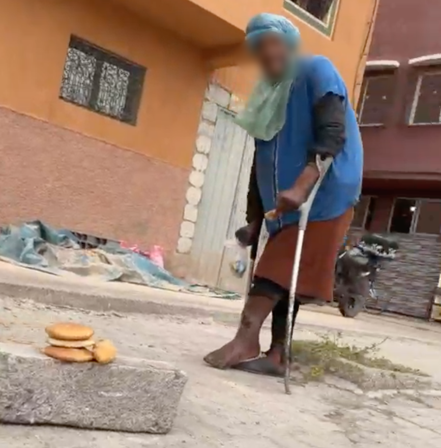 بالفيديو.. تدهور الحالة الصحية لشخص في وضعية تشرد قرب مسجد “تالوجت” ومطالب بتدخل سلطات مراكش