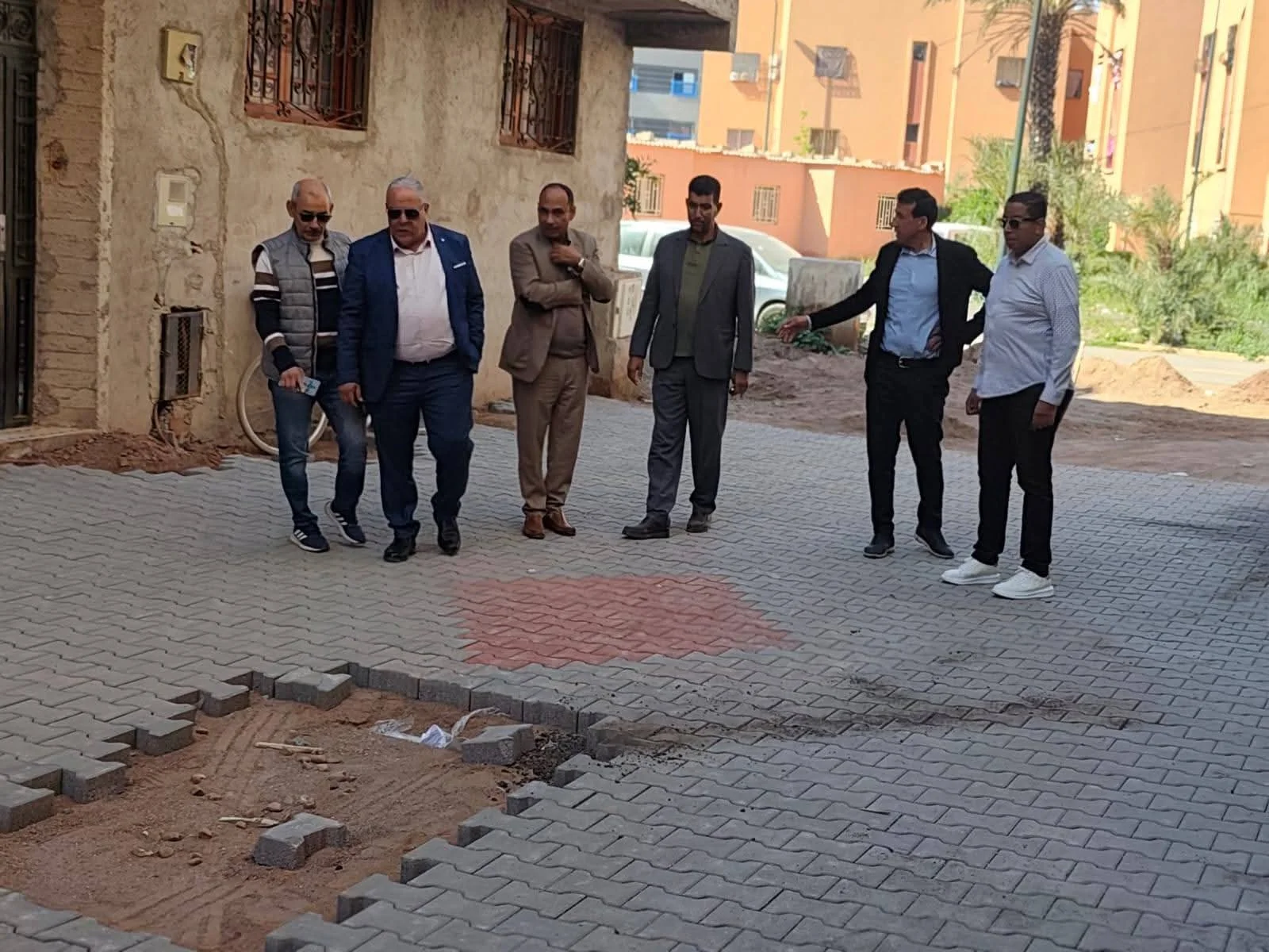 حنيش نائب عمدة مراكش يتفقد أوراش التبليط بحي البركة بمنطقة المحاميد