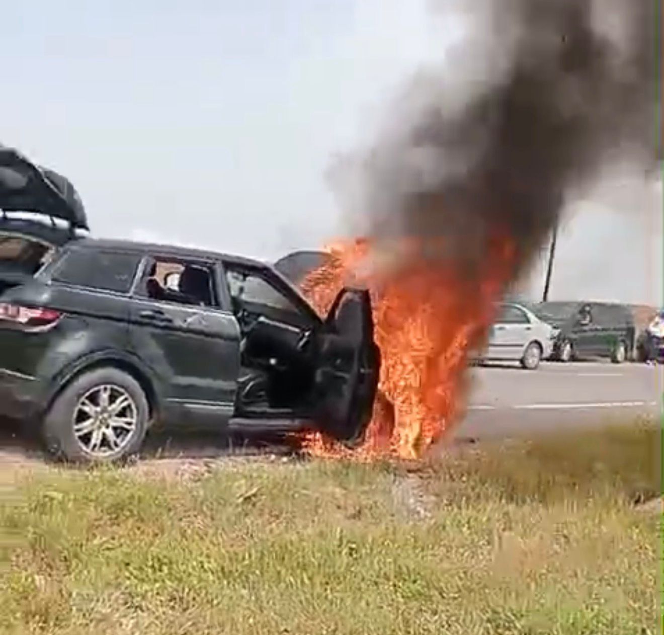 حريق مهول يأتي على سيارة رباعية الدفع ضواحي مراكش