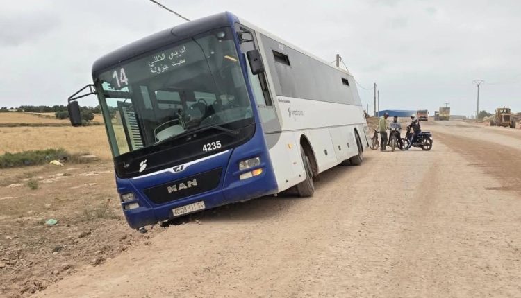 إقليم آسفي.. نجاة ركاب حافلة للنقل الحضري من حادث انحراف بالطريق