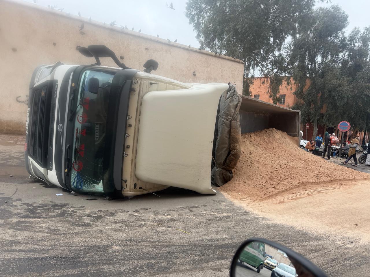 إصابة سائق وتضرر بنية تحتية إثر انقلاب شاحنة بالمدينة العتيقة مراكش