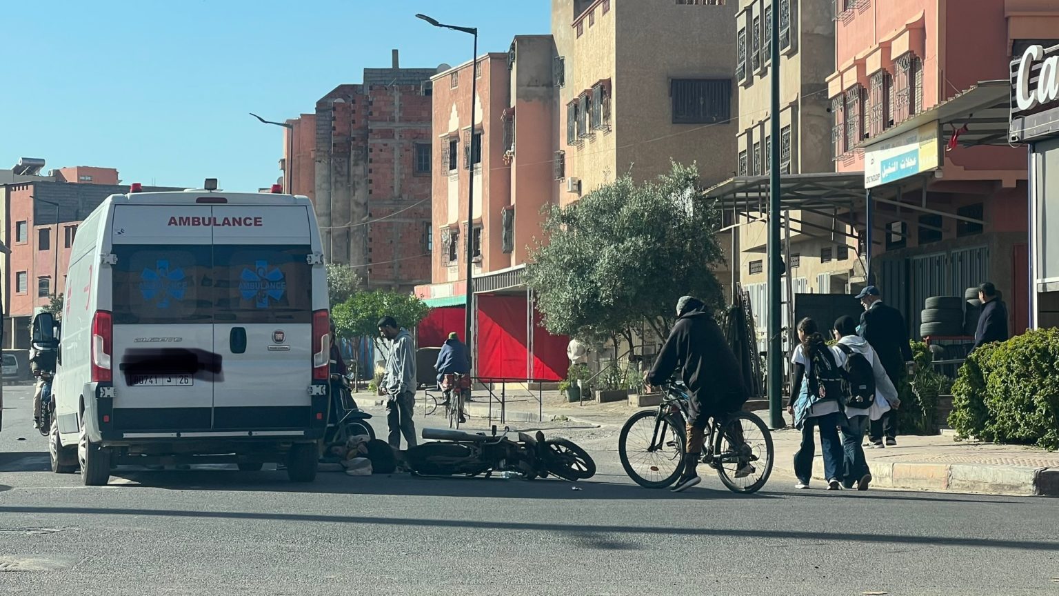 إصابة سيدة في تصادم مروري بين دراجة نارية وسيارة إسعاف بمراكش