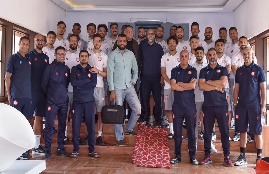 في زيارة تحفيزية.. الرئيس حنيفة يقف على جاهزية الكوكب المراكشي لموقعة الوداد