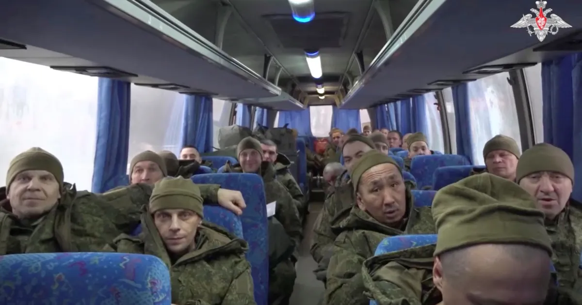 بوساطة إماراتية.. روسيا وأوكرانيا تتبادلان 350 أسير حرب