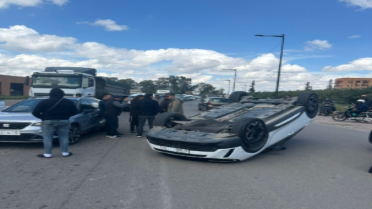 انقلاب سيارة بالمدار الطرقي الرابط بين إيزيكي والمحاميد مراكش