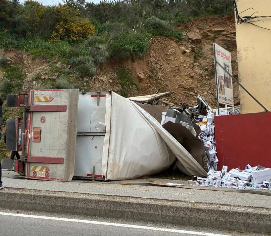 الفنيدق.. حادثة سير مميتة تودي بحياة ثلاثة أشخاص إثر اصطدام شاحنتين