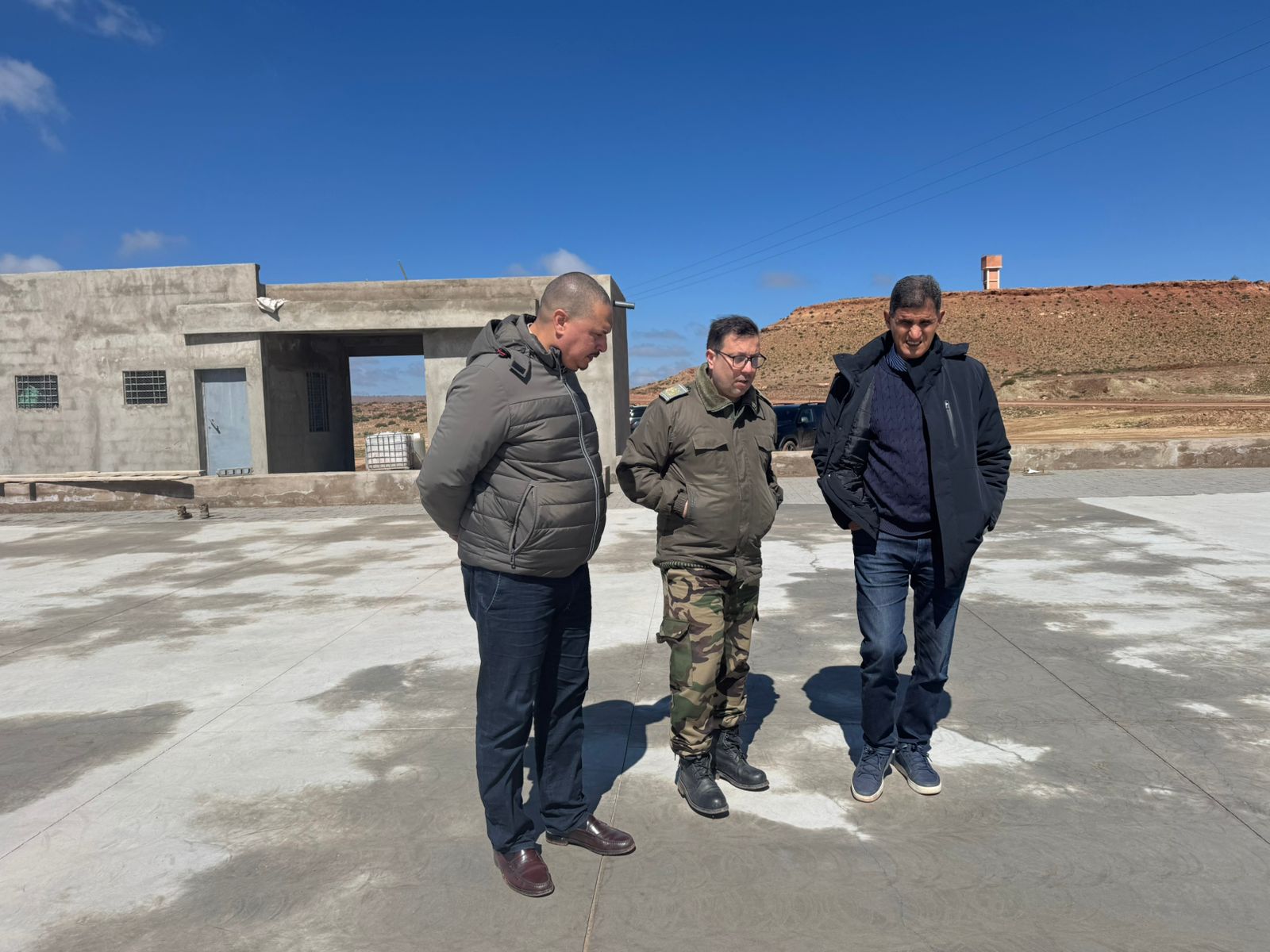 عامل إقليم شيشاوة يتفقد مشاريع إعادة التأهيل بكوزمت ويشدد على احترام الجودة والآجال القانونية للأشغال