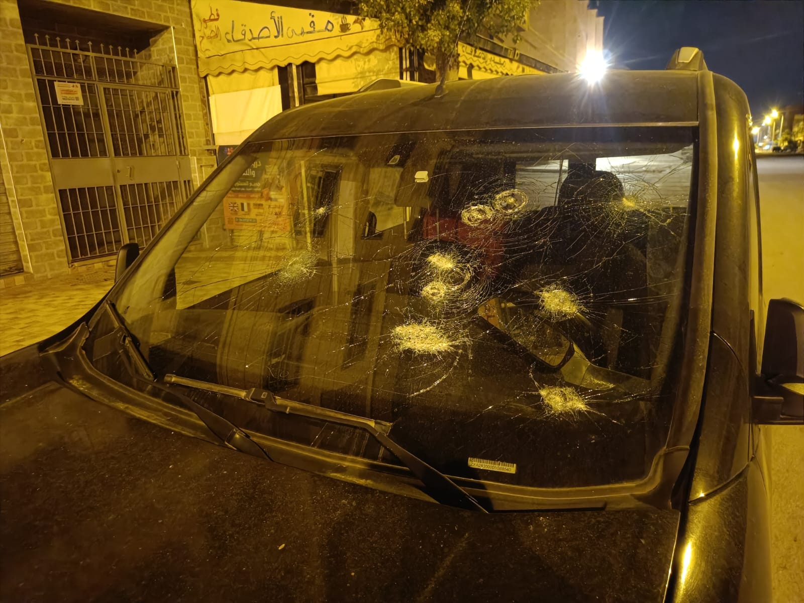 توقيف شاب تسبب في حالة من الذعر وألحق أضراراً بسيارة مركونة