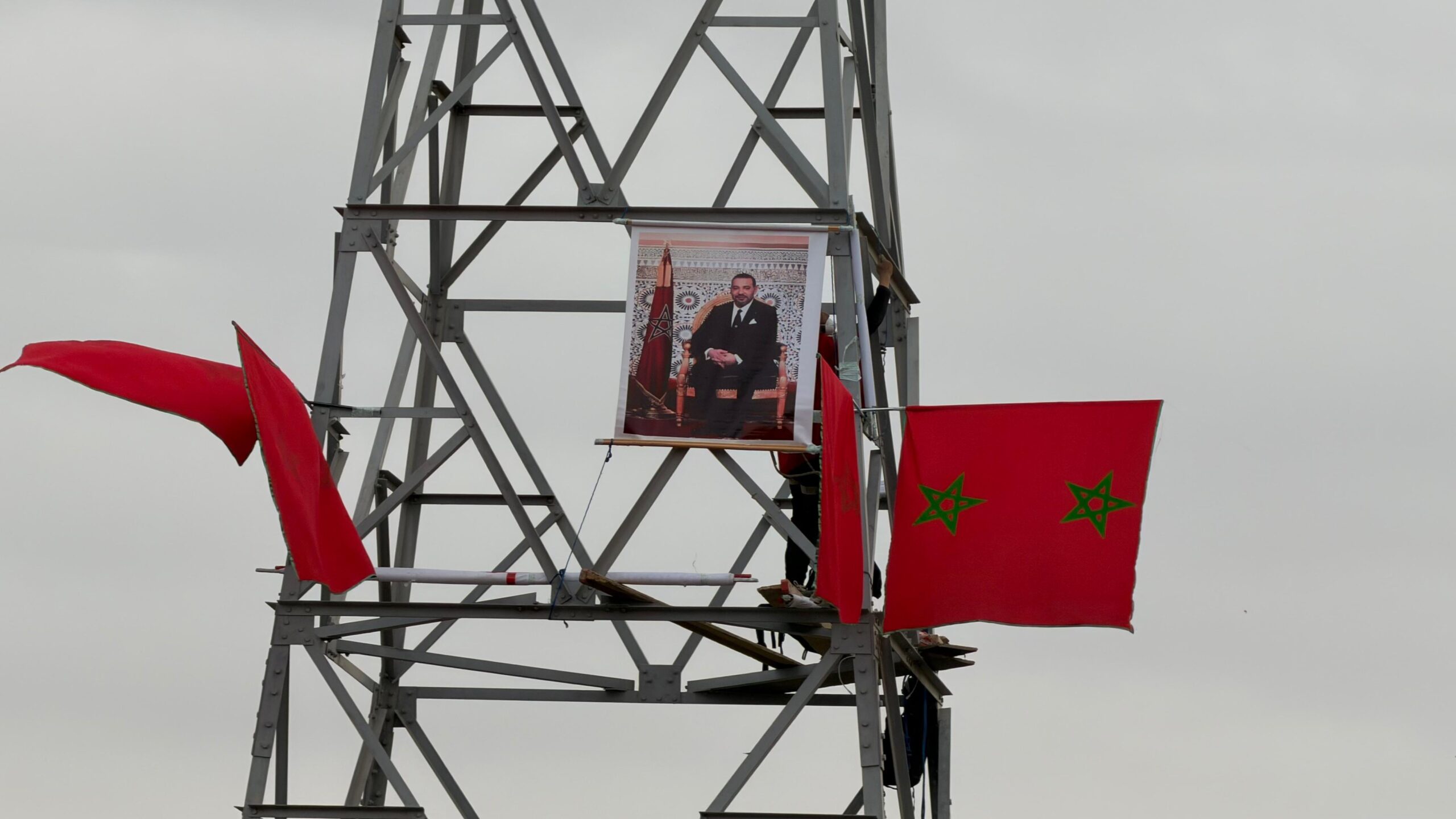 عاجل.. استنفار جديد إثر عودة شخص لتسلق عمود كهربائي بالقرب من سكة القطار بمراكش