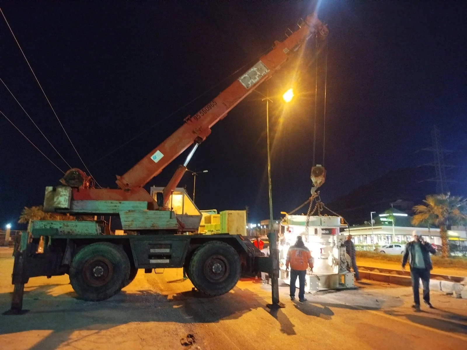 استنفار أمني وتقني لإزاحة “كسارة رمال” ضخمة سقطت بمدخل مدينة قلعة السراغنة