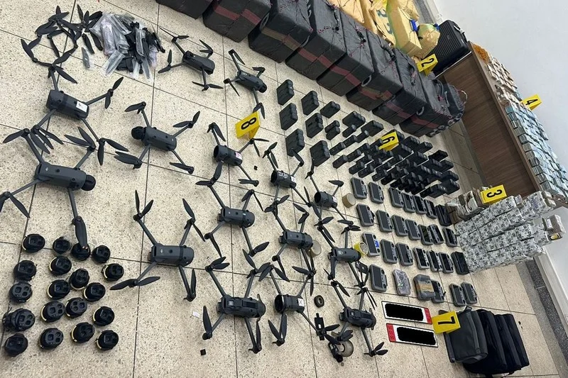 اعتقال 8 “بزناسة” أحدهم جزائري وحجز 700 كلغ من الشيرا و25 “درون”