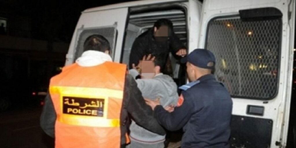 توقيف 4 أشخاص للاشتباه في اعتدائهم على رجل سلطة