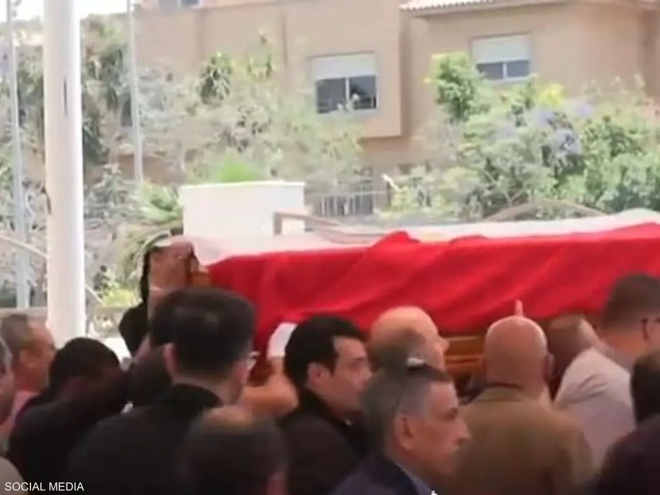 “مظاهرة حب” في وداع هاني شاكر.. لحظات مؤثرة من صلاة الجنازة