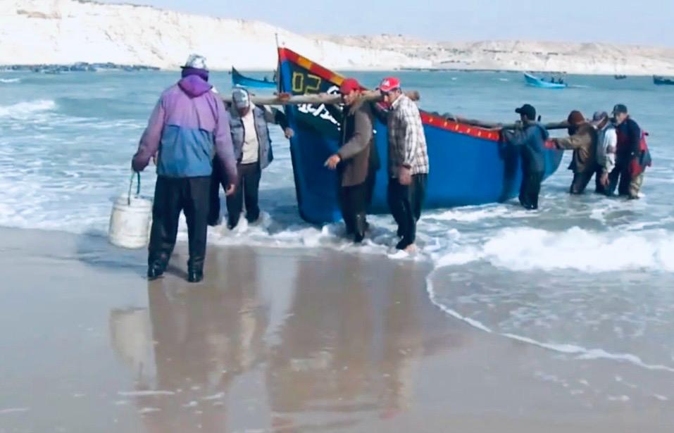 إثر انقلاب قاربين.. انتشال جثة بحار والبحث عن آخر مفقود