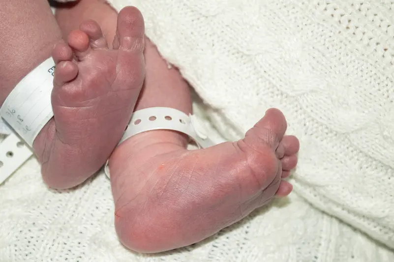 “ممرضة منقبة” تخطف رضيعا بعد ساعات من ولادته