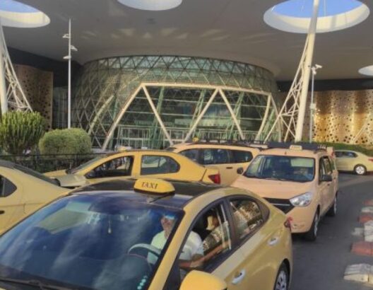 مطار مراكش المنارة.. مهنيو سيارات الأجرة يقررون التصعيد بوقفة احتجاجية
