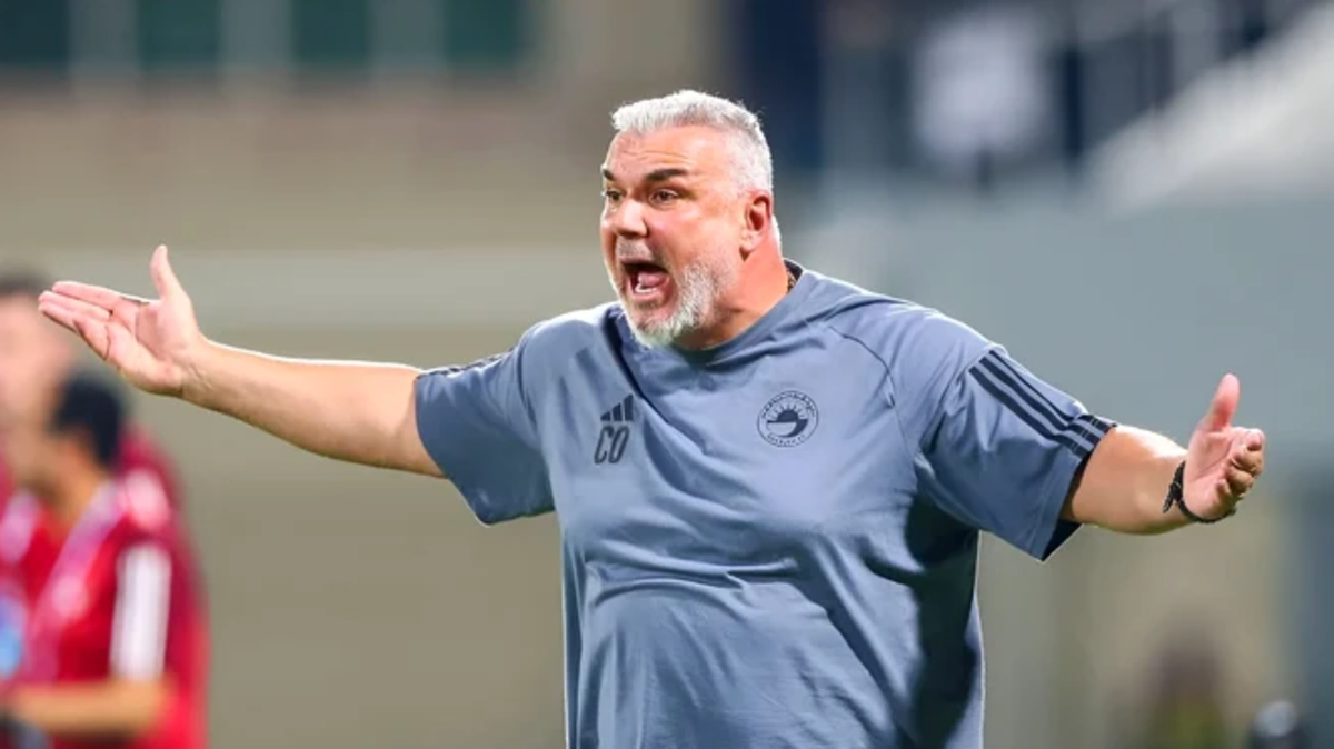 الاتحاد الإماراتي لكرة القدم يفسخ عقد مدربه الروماني أولاريو كوزمين