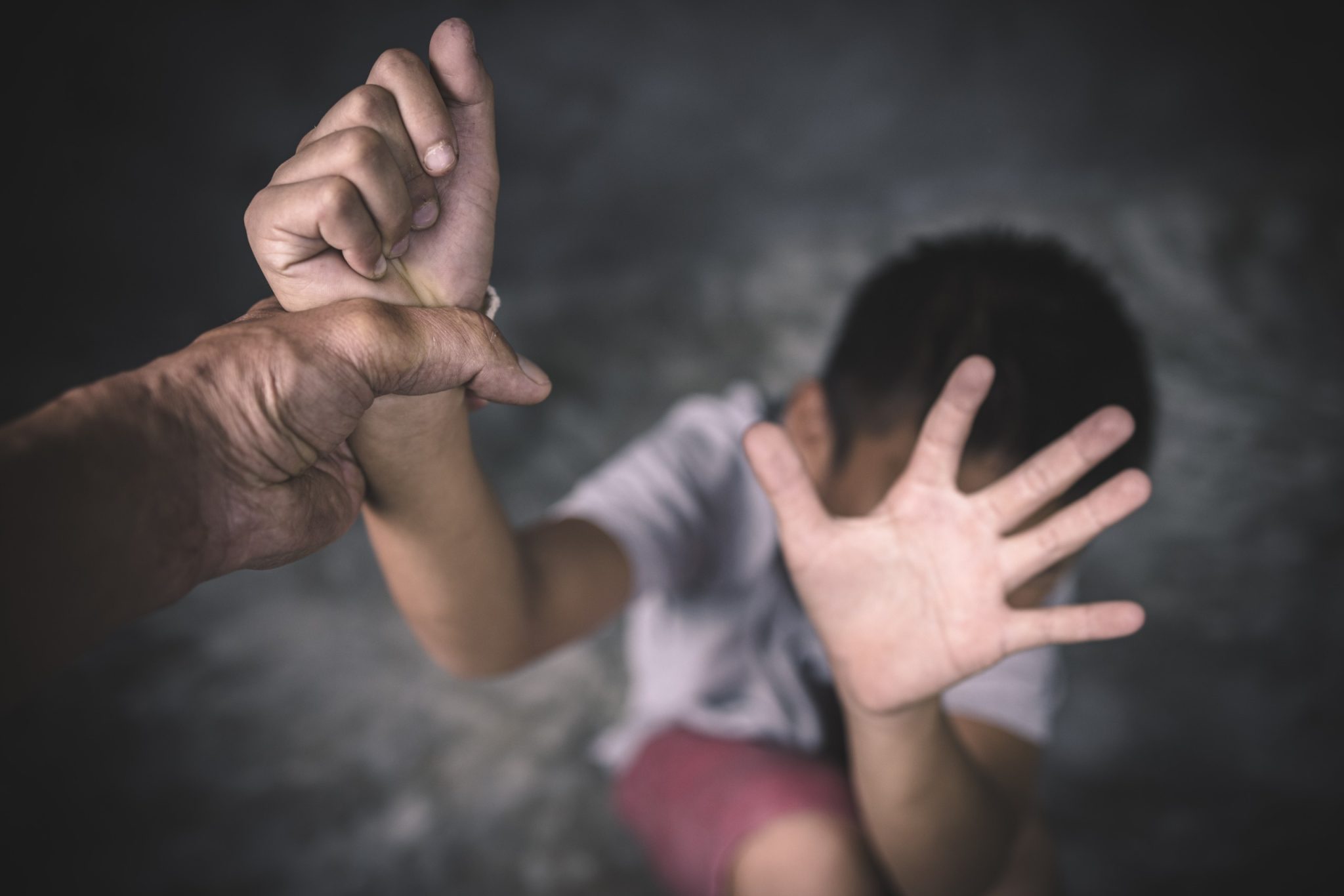 القضاء يباشر محاكمة امرأة للاشتباه في تعنيفها طفلي زوجها واصابة احدهما بكسر في الجمجمة
