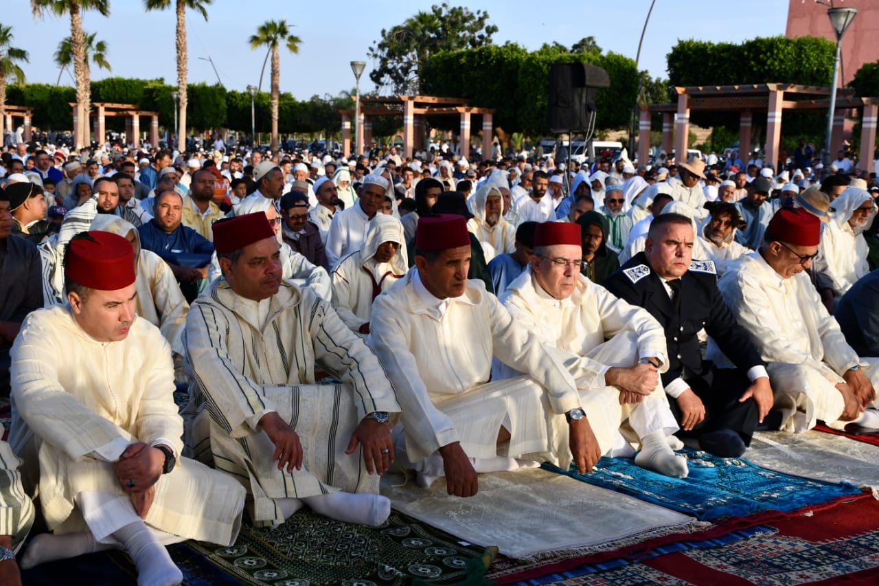 عامل إقليم شيشاوة يترأس صلاة عيد الأضحى ويتلقى التهاني عقب ذبح أضحية العيد وفق التقاليد المغربية
