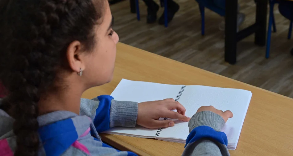 زرع جهاز لاسلكي داخل الدماغ لمنح المكفوفين القدرة على “الرؤية الاصطناعية”
