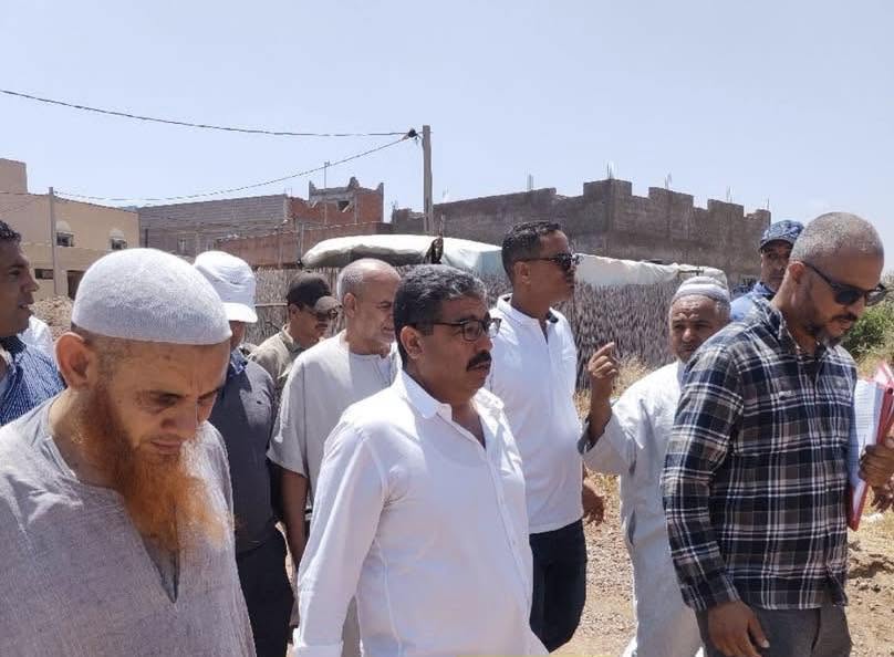 الشقيق رئيس جماعة واحة سيدي إبراهيم يتفقد سير أشغال تهيئة دوار مولاي حفيظ