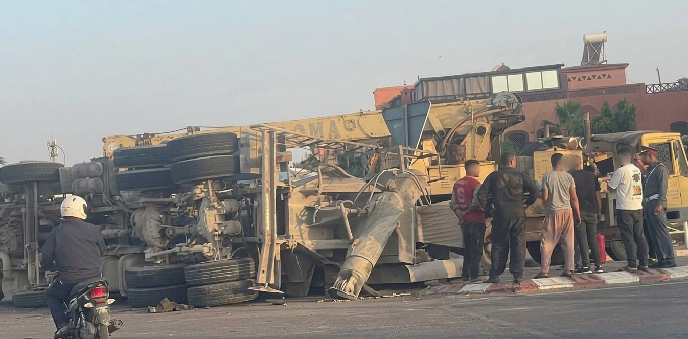شاحنة منقلبة تشلّ حركة المرور ضواحي مراكش