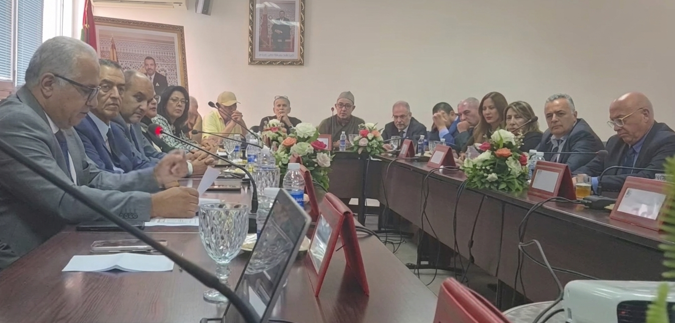 شميس رئيس غرفة الصناعة التقليدية لجهة مراكش اسفي يستقبل وفداً من عمداء المدن الإيطالية لتطوير قطاع الخزف
