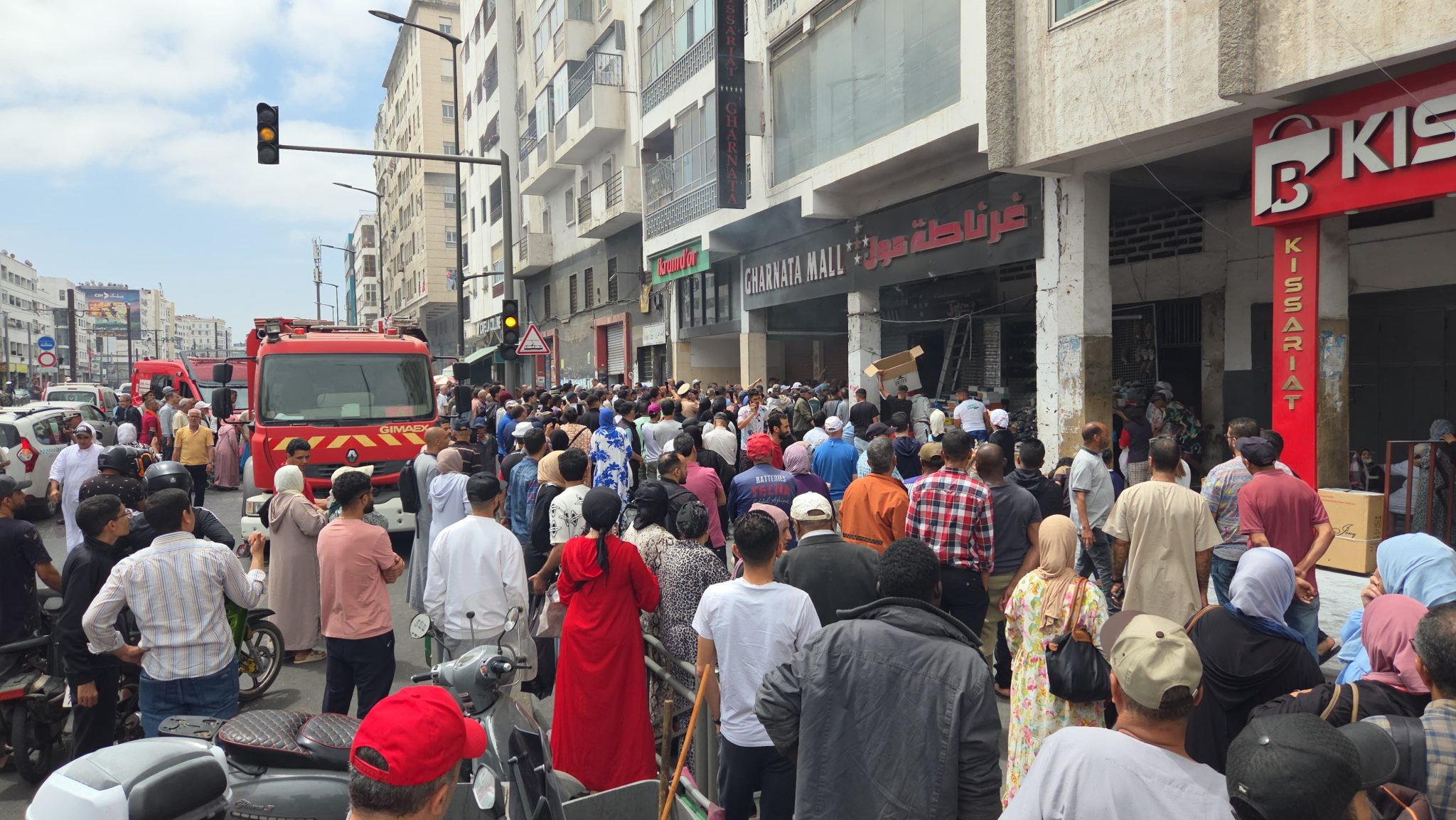 النيران تلتهم محلات تجارية بـ “غرناطة مول” بالدار البيضاء