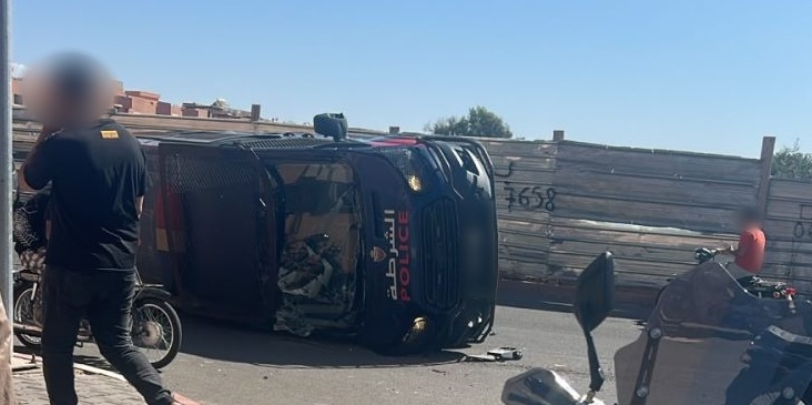 مراكش.. انقلاب سيارة شرطة يستنفر المصالح الأمنية بحي المحاميد
