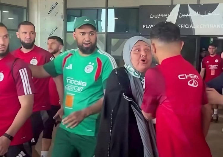 مشجعة جزائرية تقاضي رياض محرز بسبب صورة
