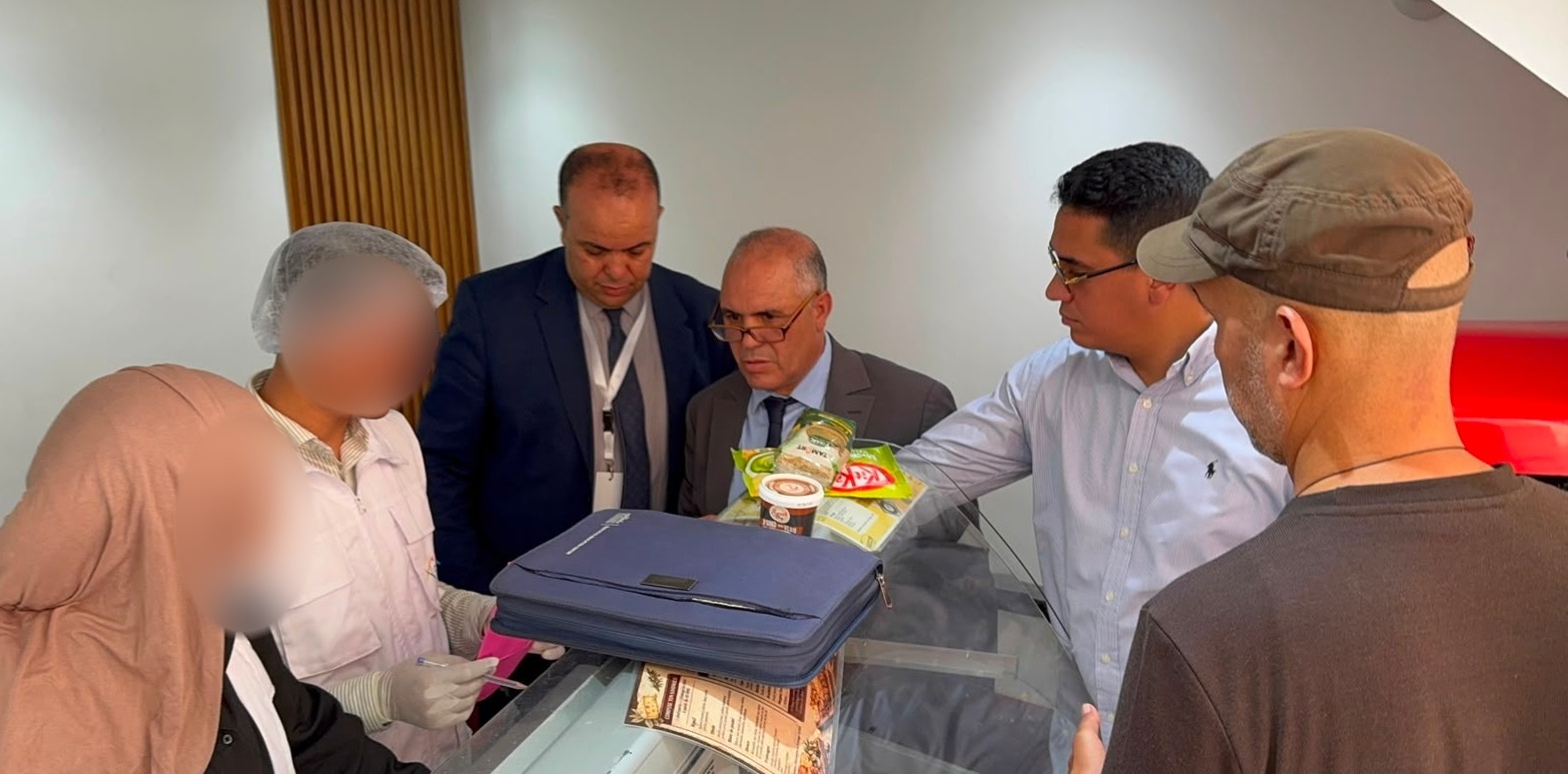 مداهمة محل تجاري بجليز وحجز مواد غذائية غير مرخصة وأجبان مشتبه في صلاحيتها