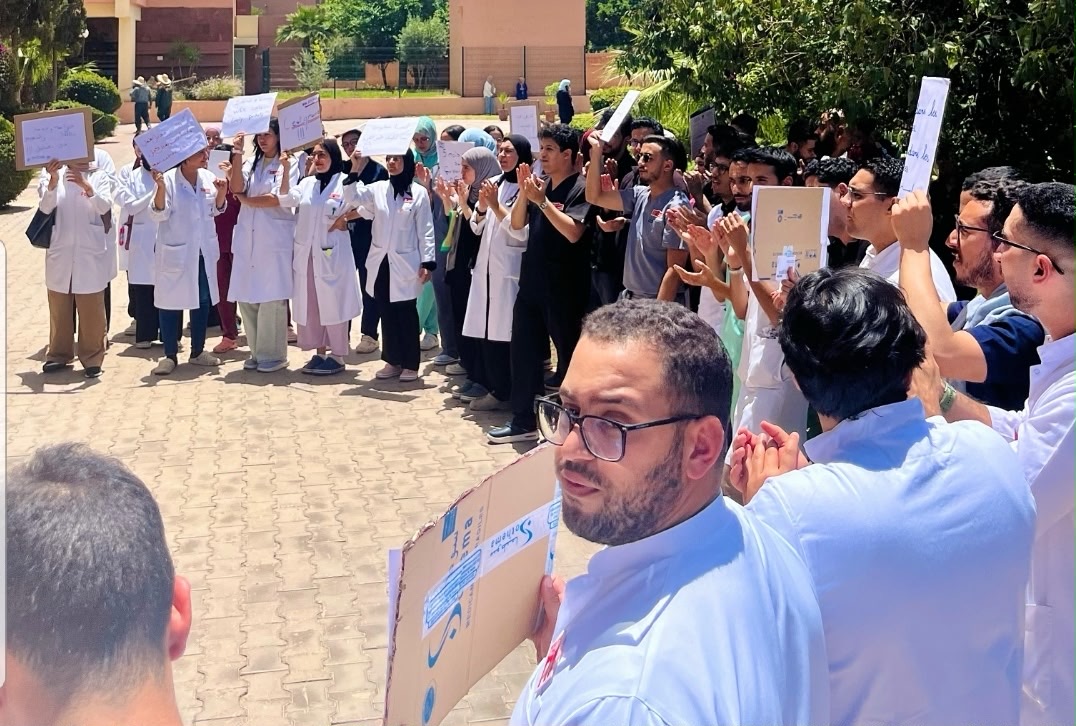 تأخر المستحقات المالية يدفع الأطباء الداخليين بمستشفى محمد السادس في مراكش إلى الاحتجاج والتصعيد