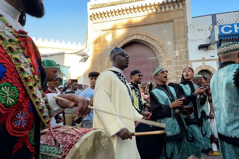 460 فنانا و43 معلما كناويا شاركوا بمهرجان كناوة وموسيقى العالم بالصويرة
