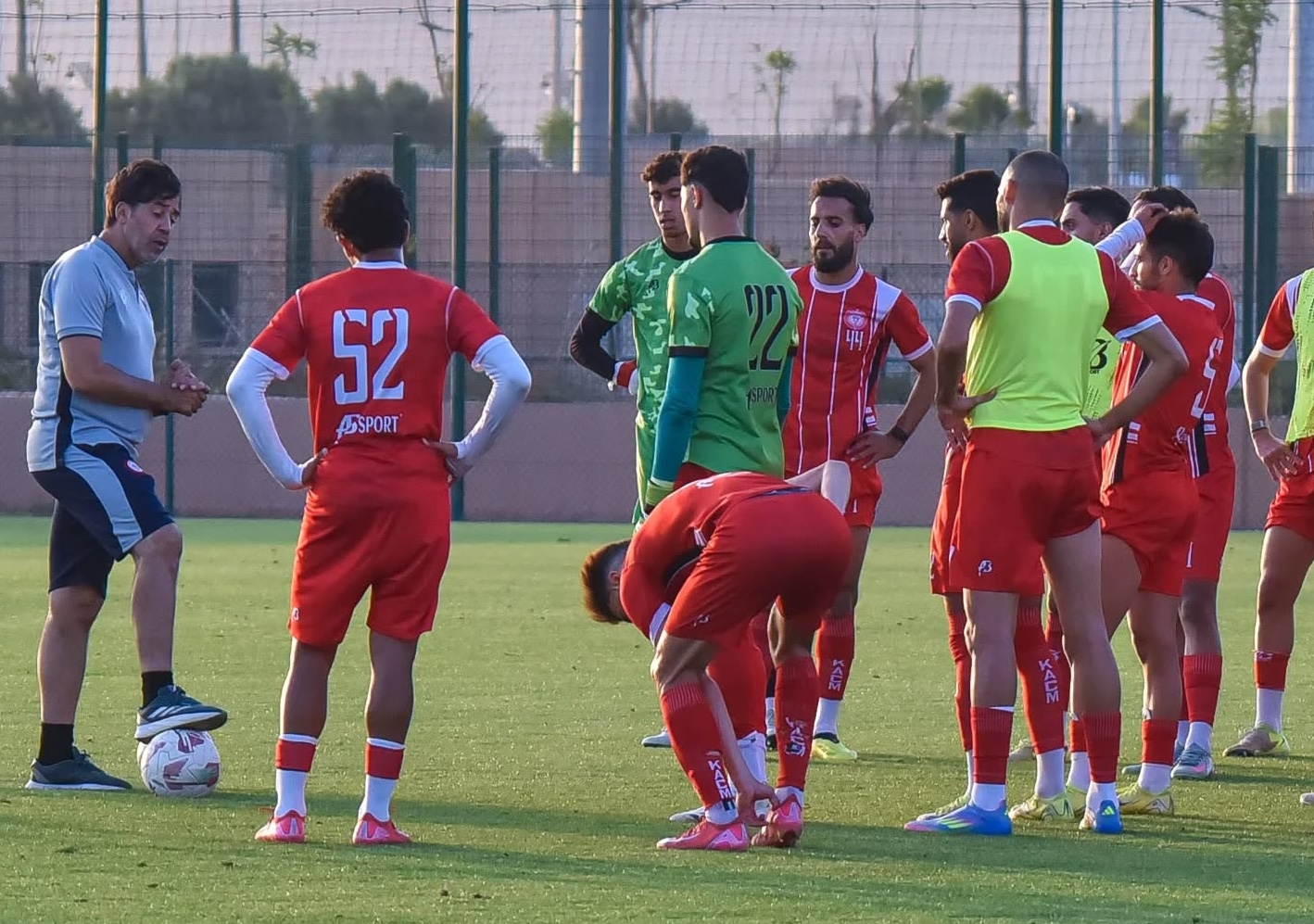 الكوكب المراكشي يستقبل الرجاء الرياضي في قمة متباينة الأهداف بمراكش