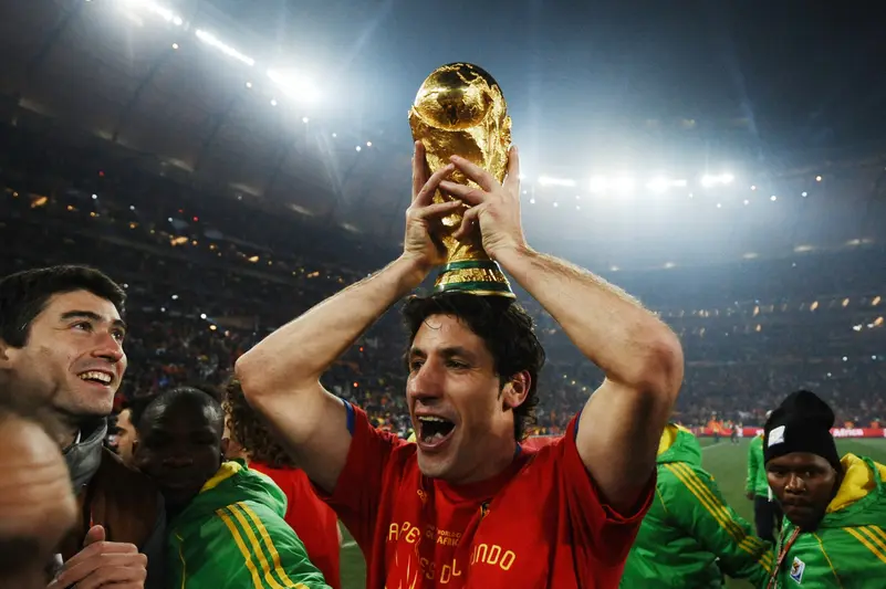 بعد منعه دخول أمريكا.. بطل مونديال 2010 يستنجد بترامب لحضور النهائي