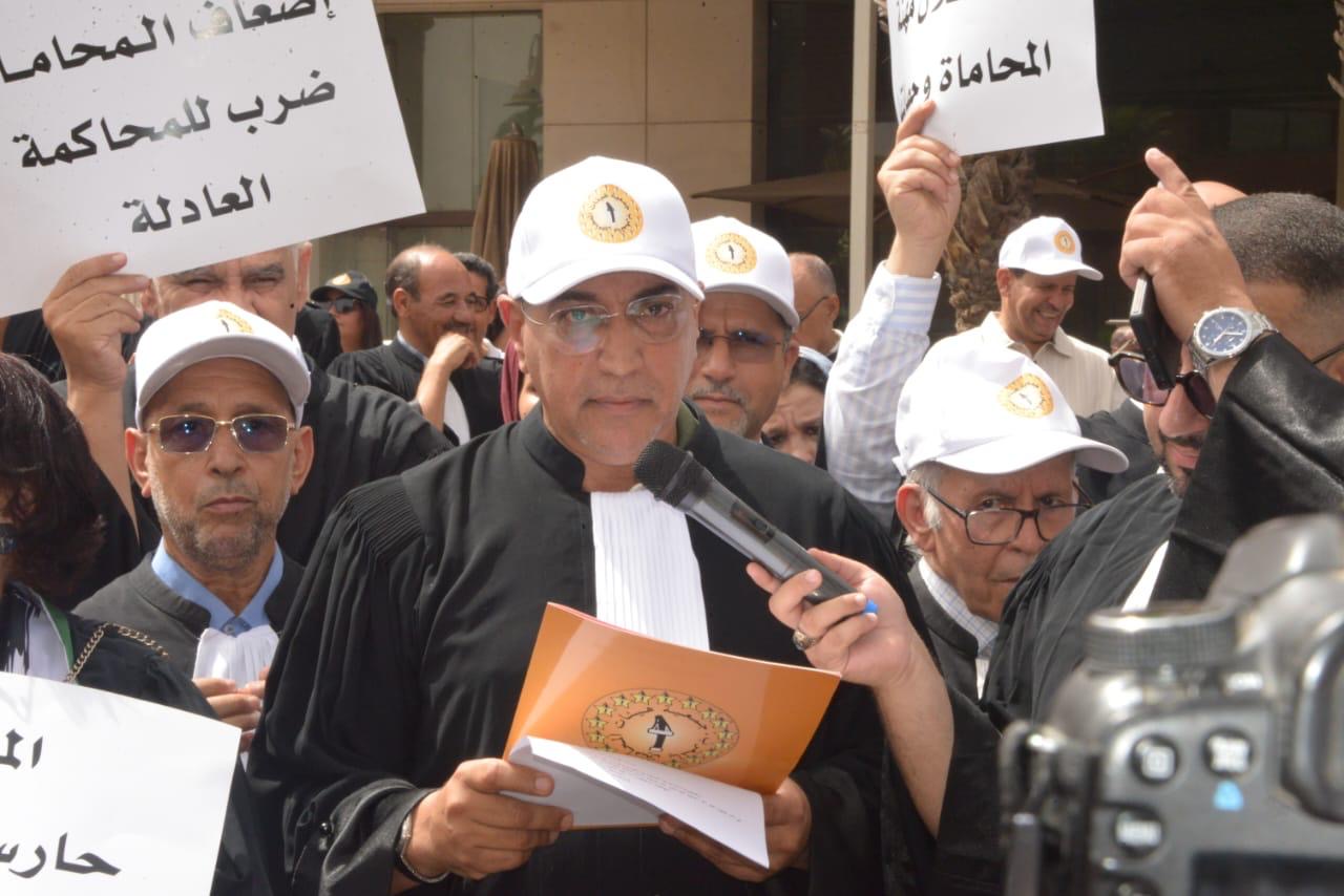 العمراني نقيب هيئة المحامين بمراكش يؤكد تشبث المهنة باستقلالها خلال وقفة احتجاجية ضد مشروع قانون المحاماة