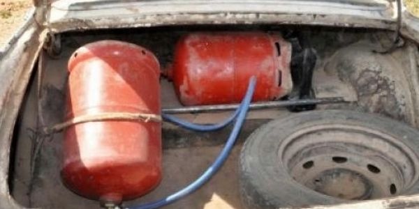 تفكيك شبكة للنقل السري وتوقيف 14 شخصاً بتهمة تعديل سيارات بـ”الغاز”