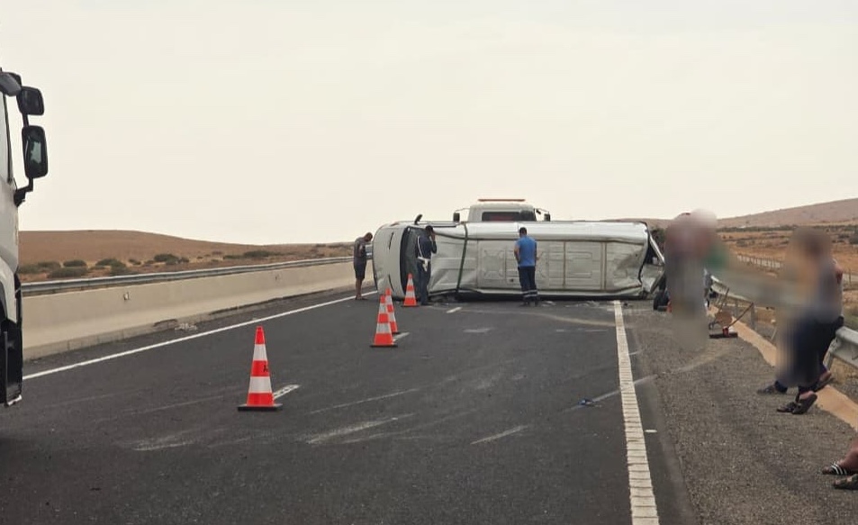 إقليم جرسيف.. انقلاب شاحنة لنقل البضائع يتسبب في عرقلة مؤقتة لحركة السير على الطريق السيار